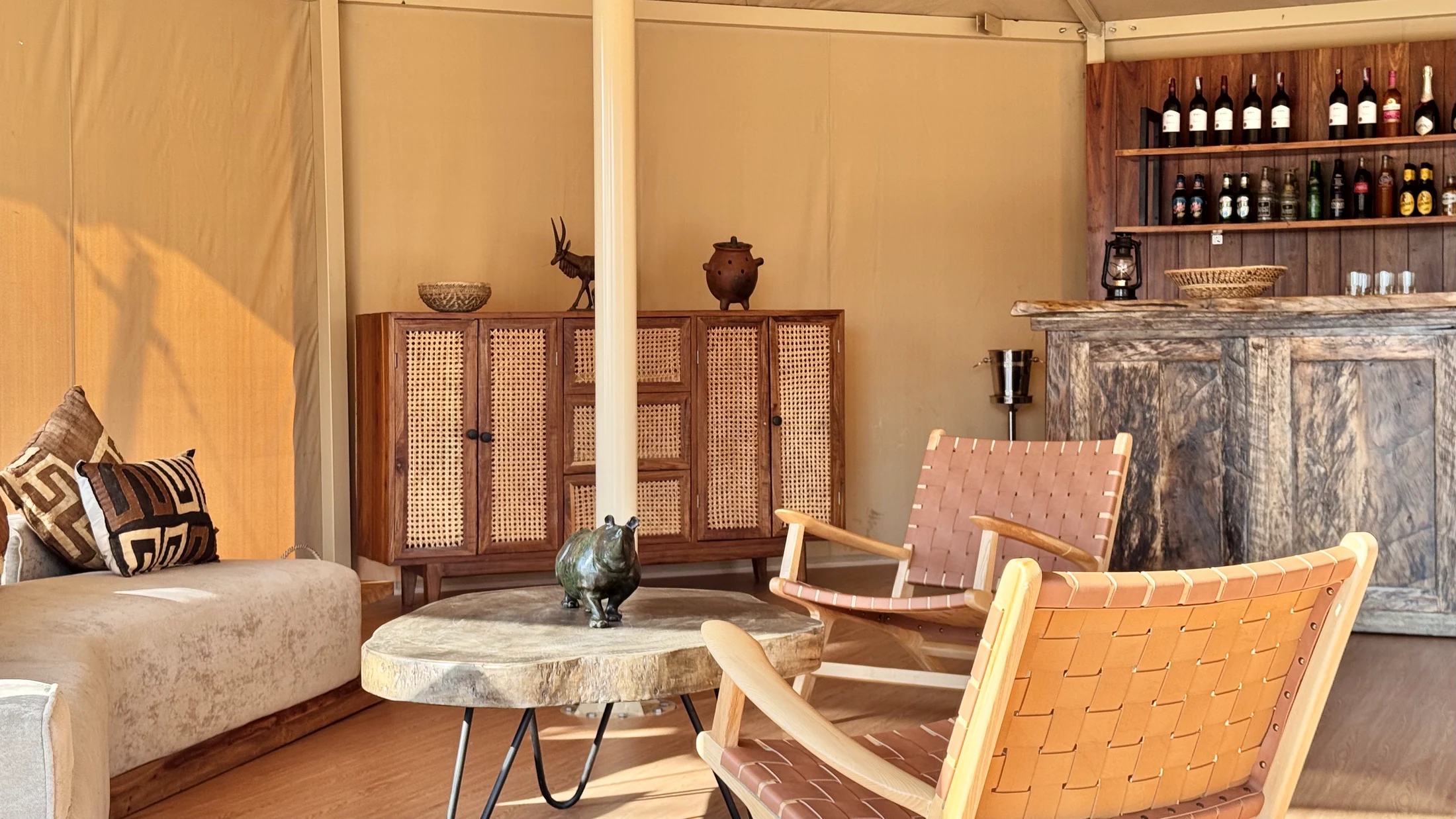 Wide bar and lounge